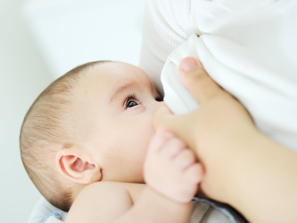 Baby schläft sanft in eigenem Bett