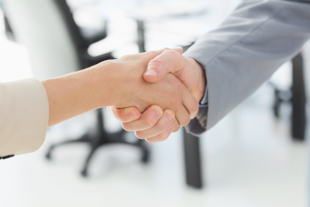 Handschlag als Symbol für das Versprechen und die 100 % Geld-zurück-Garantie beim Schlummerwolke Schlafcoaching.