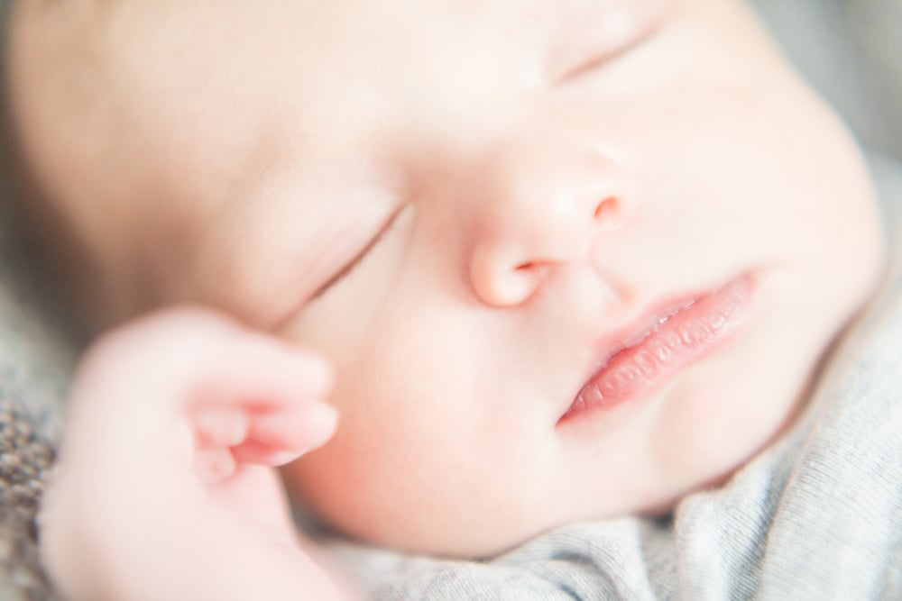 ahaufnahme eines ruhig schlafenden Kleinkindes – Schlafcoaching ohne Schreienlassen für Kinder ab 1 Jahr.