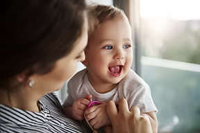 Alt-Text: Schlafendendes Baby mit Kuscheltier und Schlafprotokoll der Schlummerwolke als Vorbereitung für das Schlafcoaching.